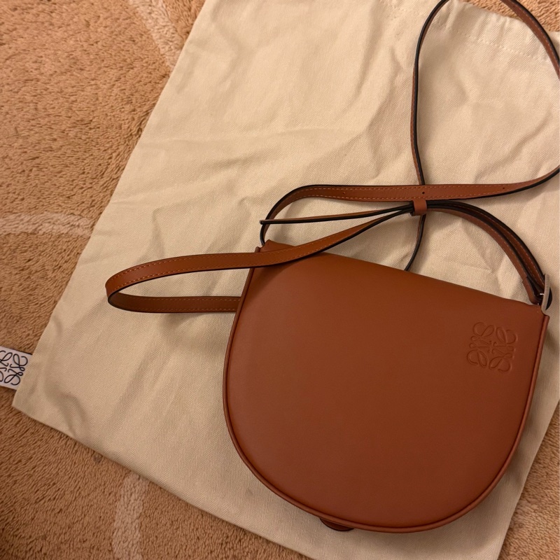 Loewe Heel 經典焦糖色半月斜背包-0
