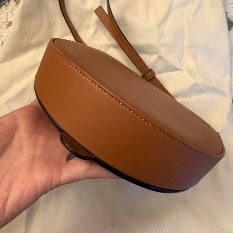 Loewe Heel 經典焦糖色半月斜背包-2