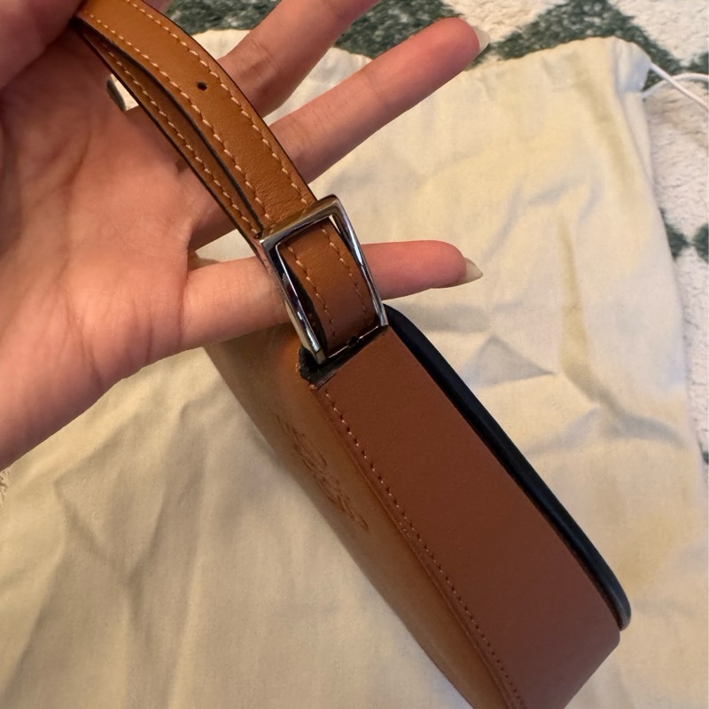 Loewe Heel 經典焦糖色半月斜背包-4