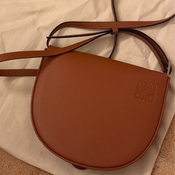 Loewe Heel 經典焦糖色半月斜背包-5