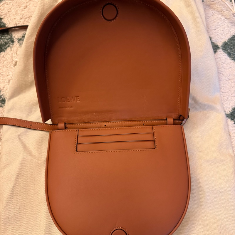 Loewe Heel 經典焦糖色半月斜背包-8