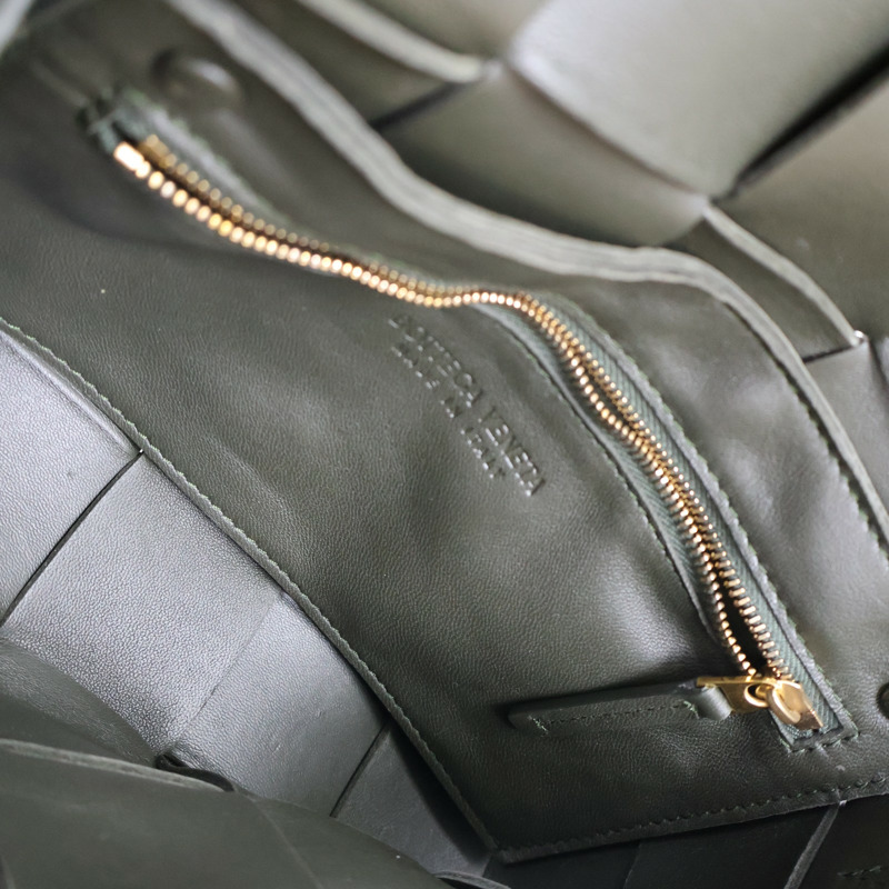 墨綠色 編織羊皮 Cassette 肩背包【BOTTEGA VENETA BV 寶緹嘉】 578004-4