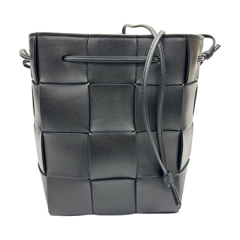 黑色 編織羊皮 Cassette 大格水桶包【BOTTEGA VENETA BV 寶緹嘉】 680218