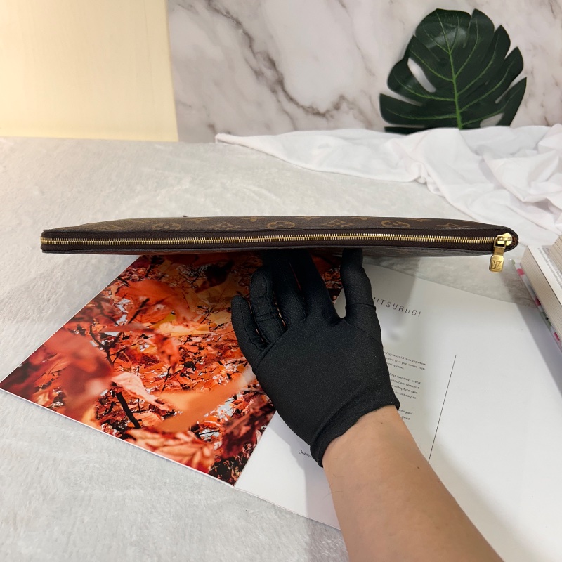 LV Etui Voyage 大號 晶片款 手拿包-7