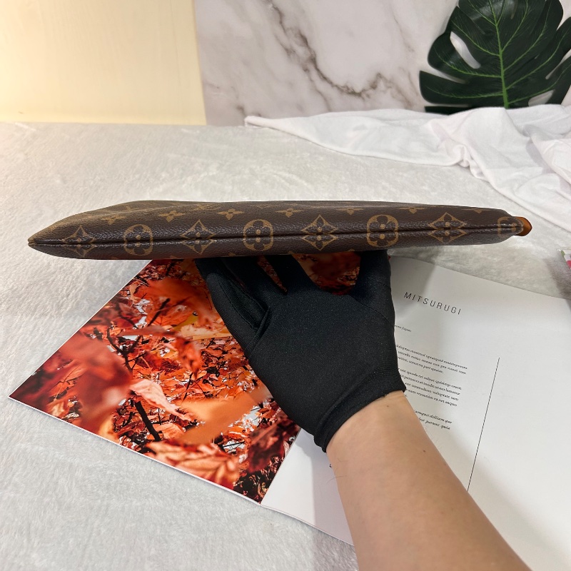 LV Etui Voyage 大號 晶片款 手拿包-8