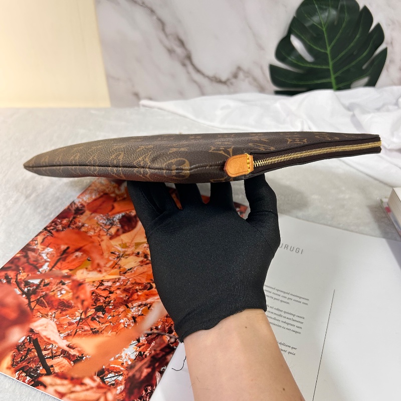 LV Etui Voyage 大號 晶片款 手拿包-10