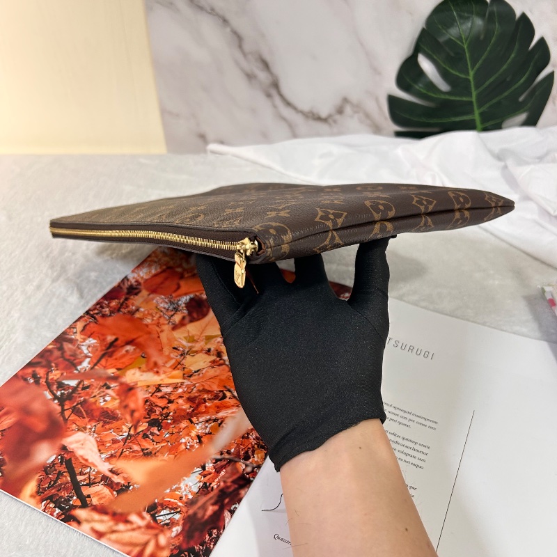 LV Etui Voyage 大號 晶片款 手拿包-12