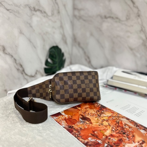 LV 棋盤格 Geronimos 胸包 2024年