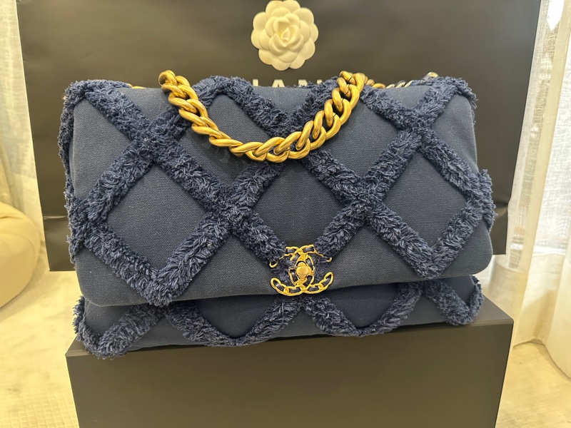 Chanel 19海軍藍流蘇菱格紋緄邊36cm 肩背手提包-1
