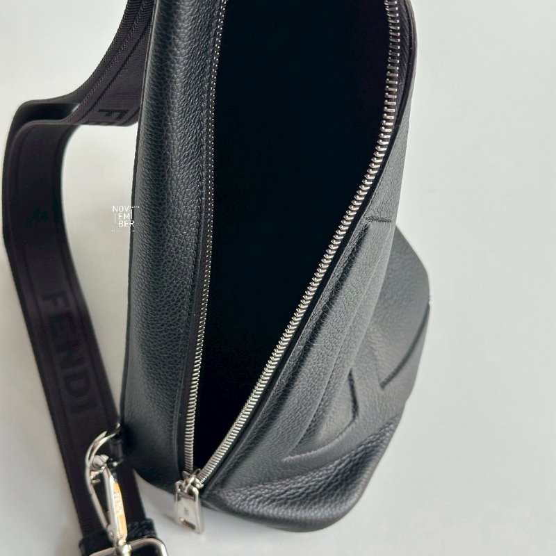 99新🆕 Fendi 男士三角腰包 男士三角胸包 黑銀-3