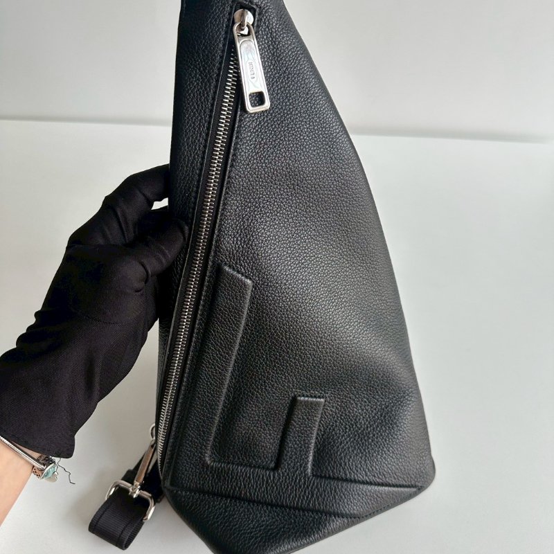 99新🆕 Fendi 男士三角腰包 男士三角胸包 黑銀-6