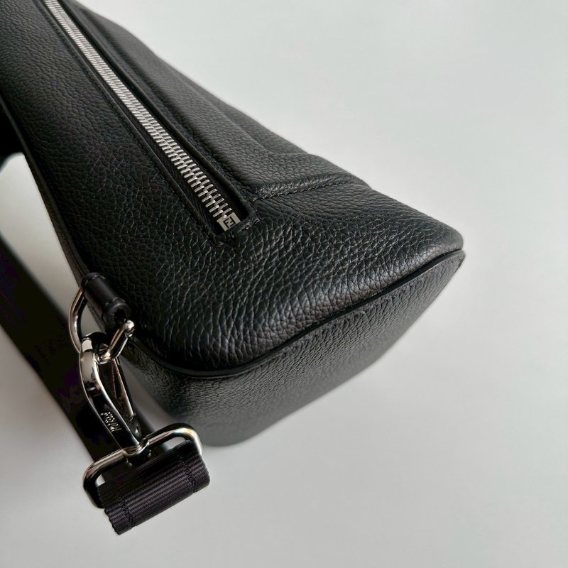 99新🆕 Fendi 男士三角腰包 男士三角胸包 黑銀-8