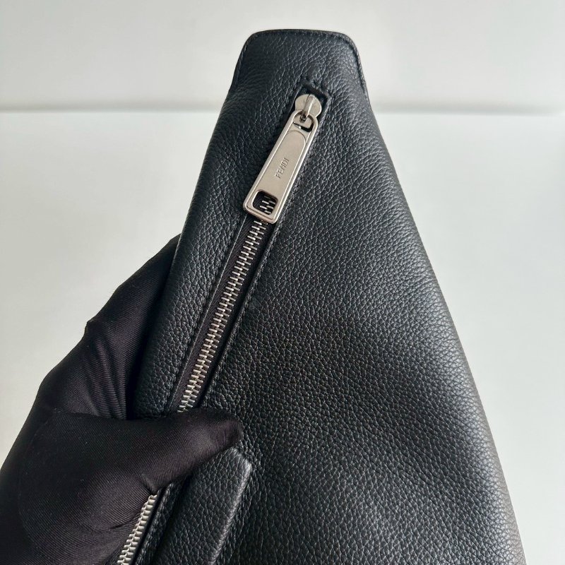 99新🆕 Fendi 男士三角腰包 男士三角胸包 黑銀-9