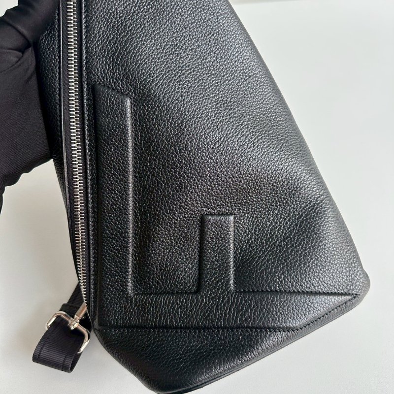 99新🆕 Fendi 男士三角腰包 男士三角胸包 黑銀-10