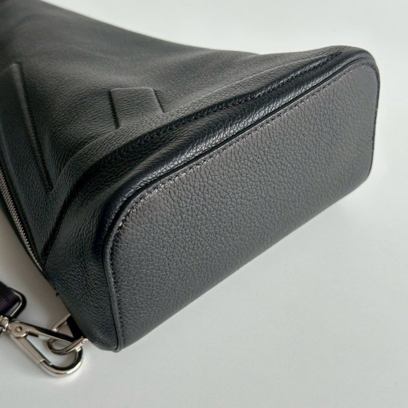 99新🆕 Fendi 男士三角腰包 男士三角胸包 黑銀-14