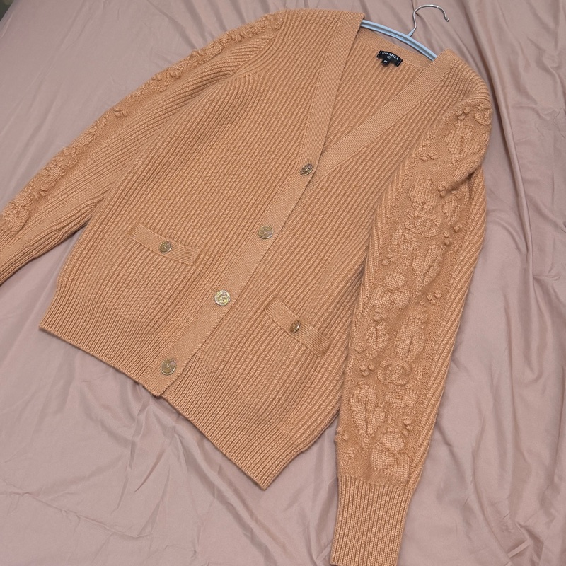 Chanel 香奈兒 21A浮雕袖子針織開襟衫 城堡系列-1