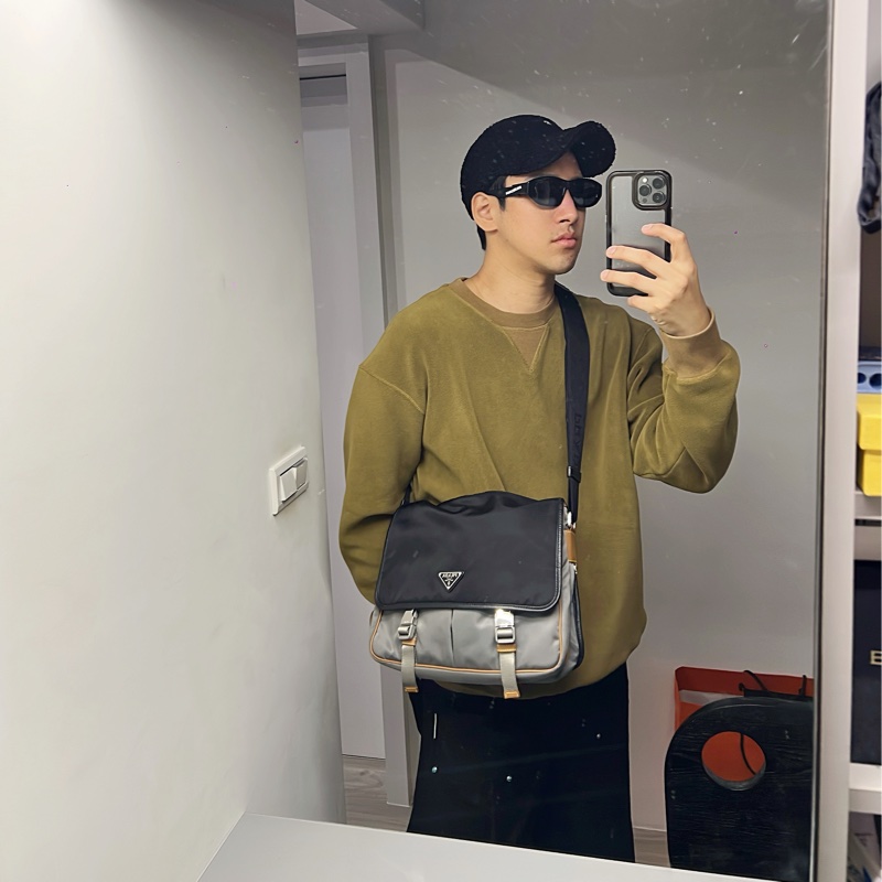 Prada 黑灰棕防刮牛皮拼接尼龍郵差包 專櫃購入近6萬 時髦萬年不敗款  30x25x10cm 配件：防塵套 Prada 黑灰棕防刮牛皮拼接尼龍郵差包 ，搭配經典三角logo，時髦到不行，整體約9新，-0