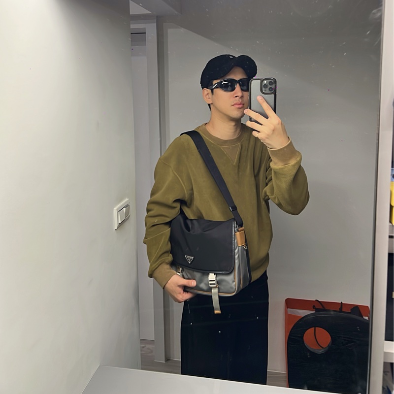 Prada 黑灰棕防刮牛皮拼接尼龍郵差包 專櫃購入近6萬 時髦萬年不敗款  30x25x10cm 配件：防塵套 Prada 黑灰棕防刮牛皮拼接尼龍郵差包 ，搭配經典三角logo，時髦到不行，整體約9新，-1