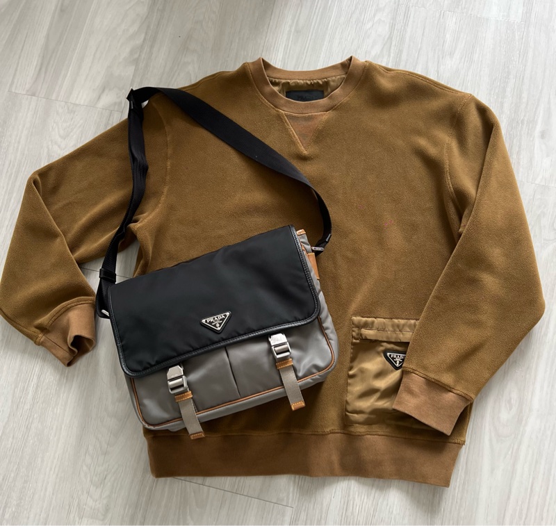 Prada 黑灰棕防刮牛皮拼接尼龍郵差包 專櫃購入近6萬 時髦萬年不敗款  30x25x10cm 配件：防塵套 Prada 黑灰棕防刮牛皮拼接尼龍郵差包 ，搭配經典三角logo，時髦到不行，整體約9新，-3