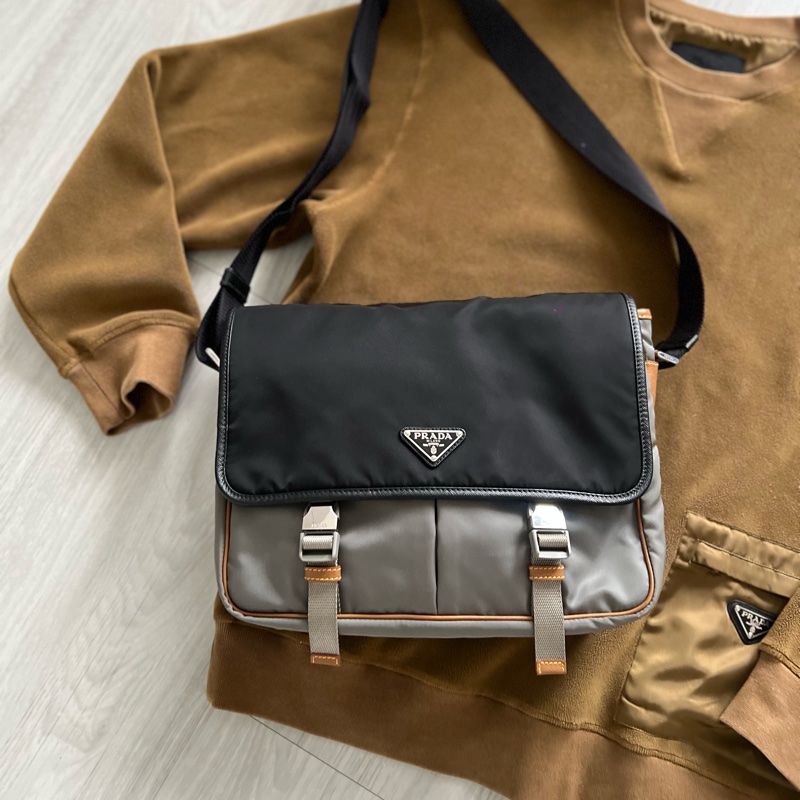Prada 黑灰棕防刮牛皮拼接尼龍郵差包 專櫃購入近6萬 時髦萬年不敗款  30x25x10cm 配件：防塵套 Prada 黑灰棕防刮牛皮拼接尼龍郵差包 ，搭配經典三角logo，時髦到不行，整體約9新，-4