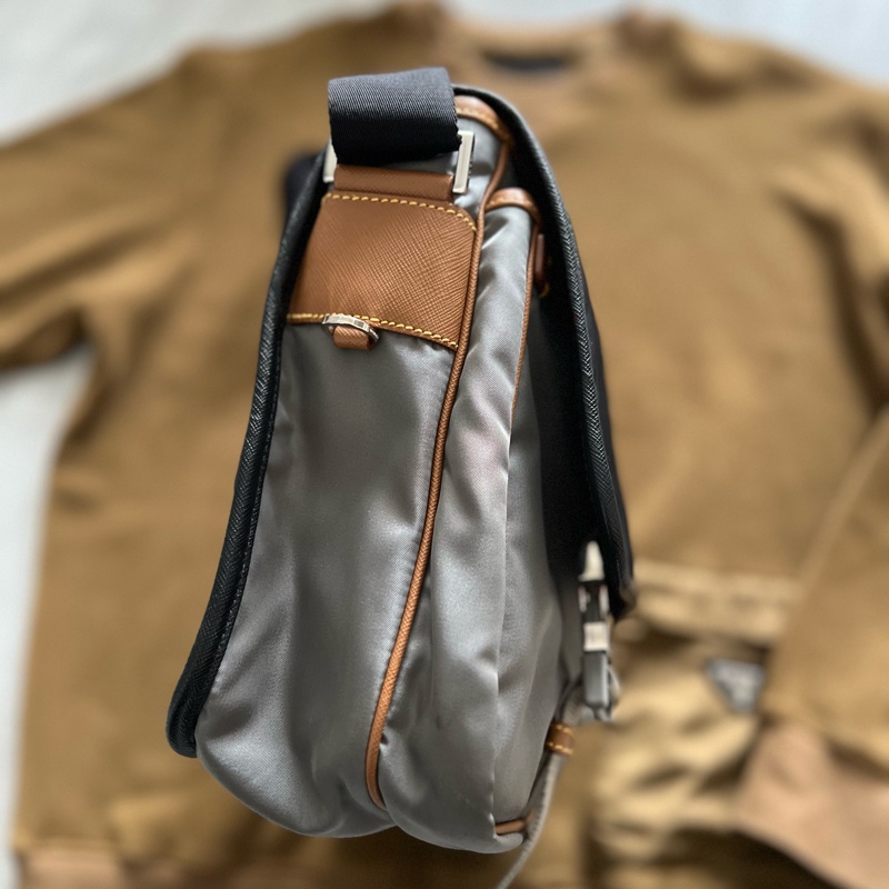 Prada 黑灰棕防刮牛皮拼接尼龍郵差包 專櫃購入近6萬 時髦萬年不敗款  30x25x10cm 配件：防塵套 Prada 黑灰棕防刮牛皮拼接尼龍郵差包 ，搭配經典三角logo，時髦到不行，整體約9新，-5