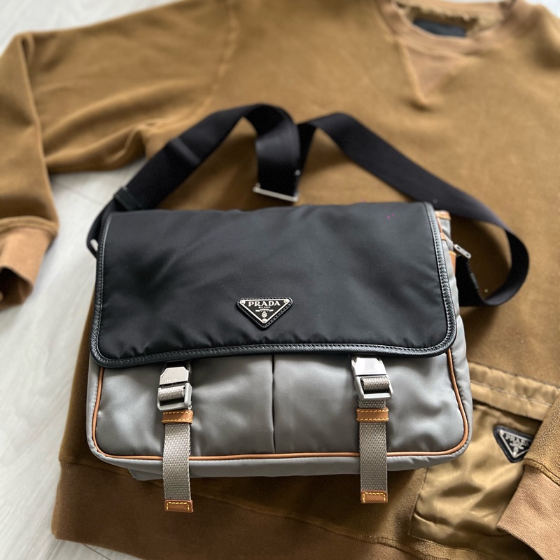 Prada 黑灰棕防刮牛皮拼接尼龍郵差包 專櫃購入近6萬 時髦萬年不敗款  30x25x10cm 配件：防塵套 Prada 黑灰棕防刮牛皮拼接尼龍郵差包 ，搭配經典三角logo，時髦到不行，整體約9新，-6