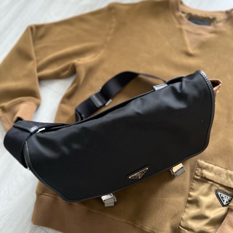 Prada 黑灰棕防刮牛皮拼接尼龍郵差包 專櫃購入近6萬 時髦萬年不敗款  30x25x10cm 配件：防塵套 Prada 黑灰棕防刮牛皮拼接尼龍郵差包 ，搭配經典三角logo，時髦到不行，整體約9新，-7