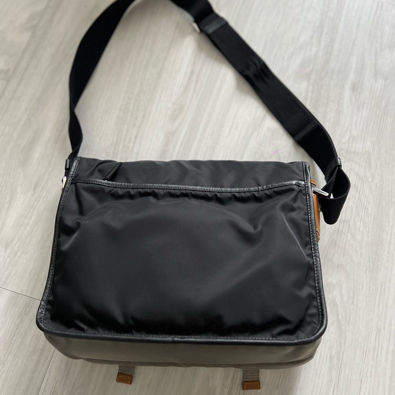 Prada 黑灰棕防刮牛皮拼接尼龍郵差包 專櫃購入近6萬 時髦萬年不敗款  30x25x10cm 配件：防塵套 Prada 黑灰棕防刮牛皮拼接尼龍郵差包 ，搭配經典三角logo，時髦到不行，整體約9新，-8