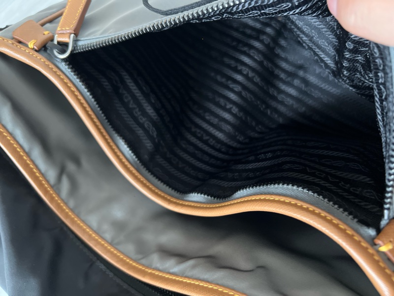 Prada 黑灰棕防刮牛皮拼接尼龍郵差包 專櫃購入近6萬 時髦萬年不敗款  30x25x10cm 配件：防塵套 Prada 黑灰棕防刮牛皮拼接尼龍郵差包 ，搭配經典三角logo，時髦到不行，整體約9新，-10