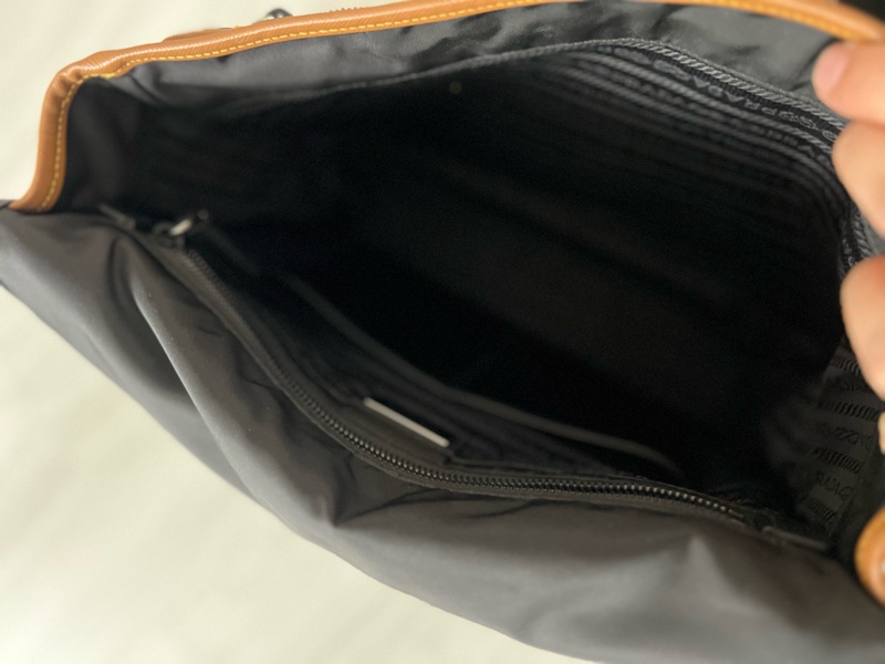 Prada 黑灰棕防刮牛皮拼接尼龍郵差包 專櫃購入近6萬 時髦萬年不敗款  30x25x10cm 配件：防塵套 Prada 黑灰棕防刮牛皮拼接尼龍郵差包 ，搭配經典三角logo，時髦到不行，整體約9新，-11