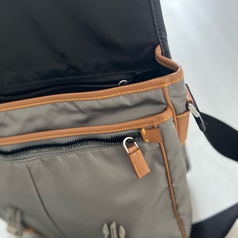 Prada 黑灰棕防刮牛皮拼接尼龍郵差包 專櫃購入近6萬 時髦萬年不敗款  30x25x10cm 配件：防塵套 Prada 黑灰棕防刮牛皮拼接尼龍郵差包 ，搭配經典三角logo，時髦到不行，整體約9新，-12
