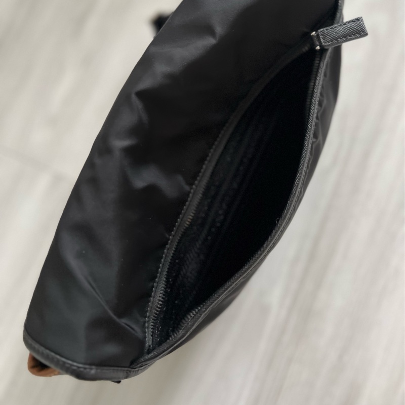 Prada 黑灰棕防刮牛皮拼接尼龍郵差包 專櫃購入近6萬 時髦萬年不敗款  30x25x10cm 配件：防塵套 Prada 黑灰棕防刮牛皮拼接尼龍郵差包 ，搭配經典三角logo，時髦到不行，整體約9新，-14