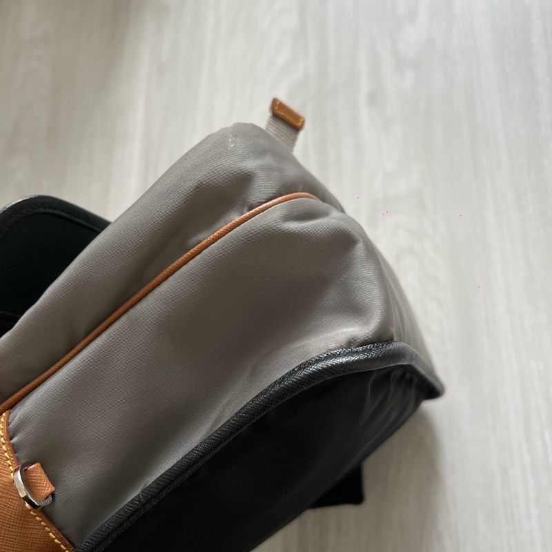 Prada 黑灰棕防刮牛皮拼接尼龍郵差包 專櫃購入近6萬 時髦萬年不敗款  30x25x10cm 配件：防塵套 Prada 黑灰棕防刮牛皮拼接尼龍郵差包 ，搭配經典三角logo，時髦到不行，整體約9新，-15