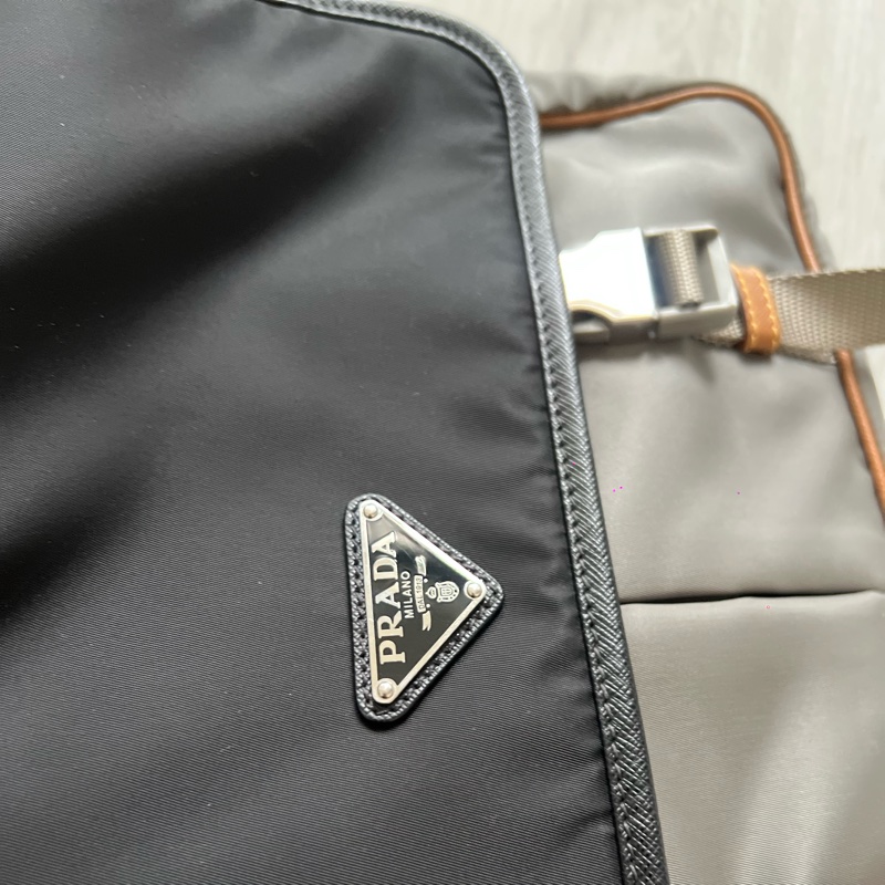 Prada 黑灰棕防刮牛皮拼接尼龍郵差包 專櫃購入近6萬 時髦萬年不敗款  30x25x10cm 配件：防塵套 Prada 黑灰棕防刮牛皮拼接尼龍郵差包 ，搭配經典三角logo，時髦到不行，整體約9新，-17