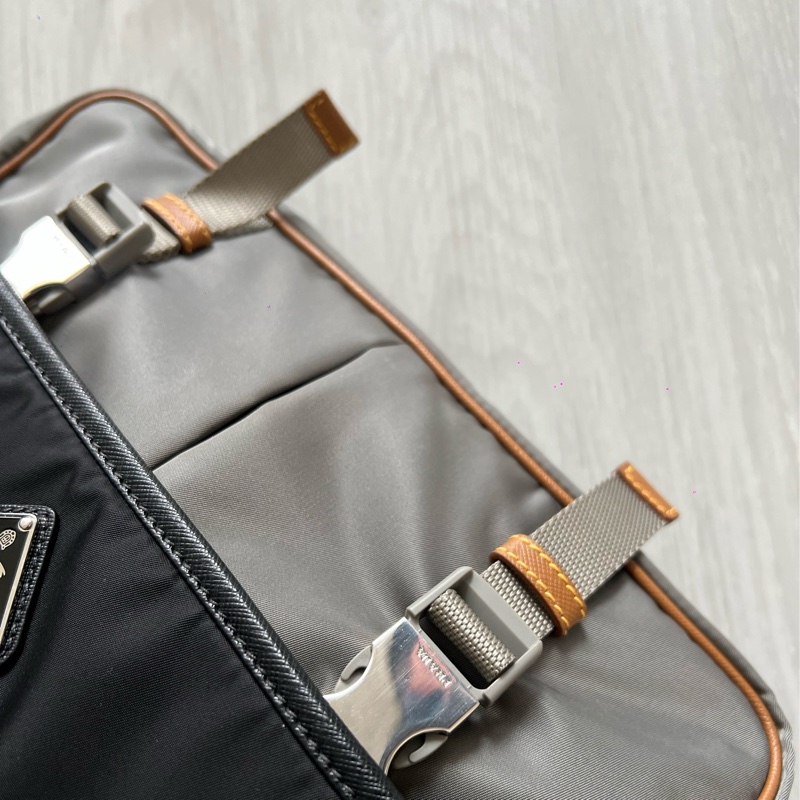 Prada 黑灰棕防刮牛皮拼接尼龍郵差包 專櫃購入近6萬 時髦萬年不敗款  30x25x10cm 配件：防塵套 Prada 黑灰棕防刮牛皮拼接尼龍郵差包 ，搭配經典三角logo，時髦到不行，整體約9新，-18