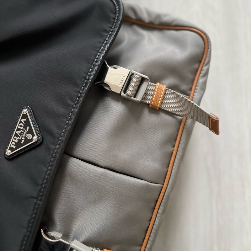 Prada 黑灰棕防刮牛皮拼接尼龍郵差包 專櫃購入近6萬 時髦萬年不敗款  30x25x10cm 配件：防塵套 Prada 黑灰棕防刮牛皮拼接尼龍郵差包 ，搭配經典三角logo，時髦到不行，整體約9新，-19