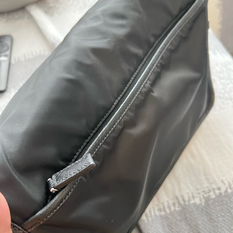 Prada 黑灰棕防刮牛皮拼接尼龍郵差包 專櫃購入近6萬 時髦萬年不敗款  30x25x10cm 配件：防塵套 Prada 黑灰棕防刮牛皮拼接尼龍郵差包 ，搭配經典三角logo，時髦到不行，整體約9新，-20