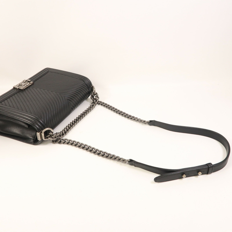 CHANEL 牛皮皮革Boy 28銀扣鏈帶肩背袋-8