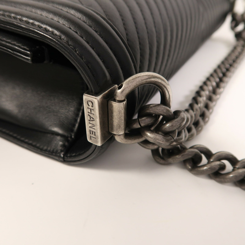 CHANEL 牛皮皮革Boy 28銀扣鏈帶肩背袋-17