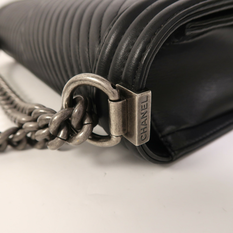 CHANEL 牛皮皮革Boy 28銀扣鏈帶肩背袋-18