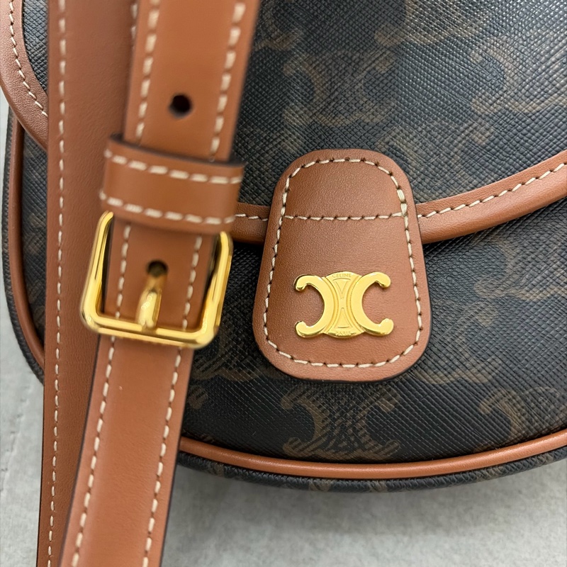 CELINE 經典TRIOMPHE BESACE系列帆布斜背馬鞍包(棕色)-9
