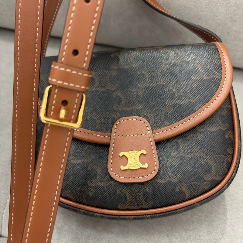 CELINE 經典TRIOMPHE BESACE系列帆布斜背馬鞍包(棕色)-10