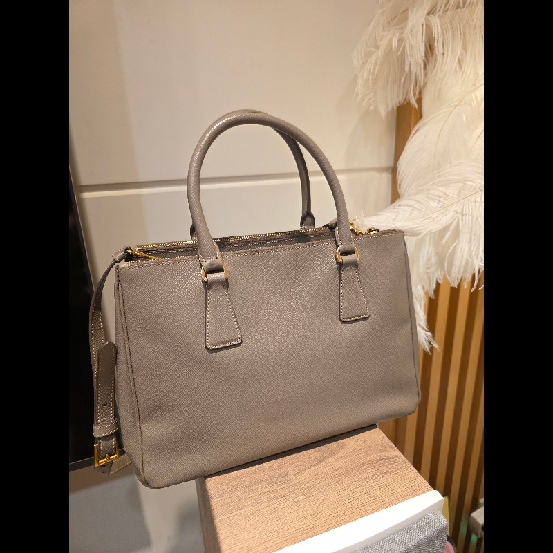 PRADA奶茶色防刮牛皮金釦殺手包-12