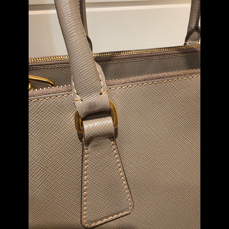 PRADA奶茶色防刮牛皮金釦殺手包-13