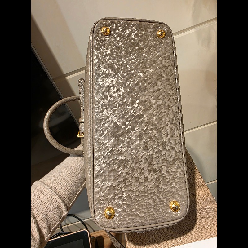 PRADA奶茶色防刮牛皮金釦殺手包-14