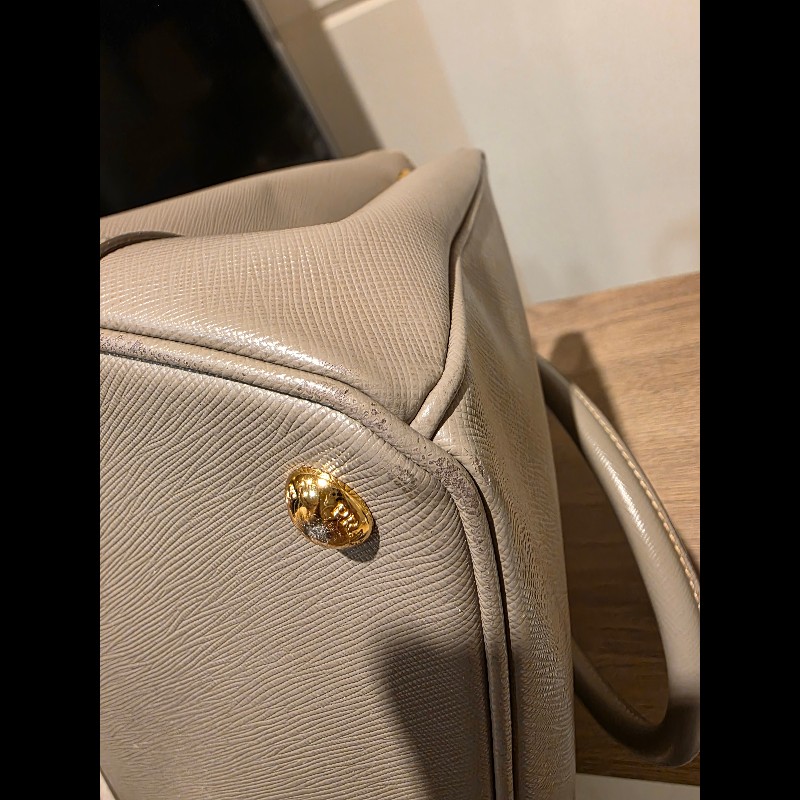 PRADA奶茶色防刮牛皮金釦殺手包-16