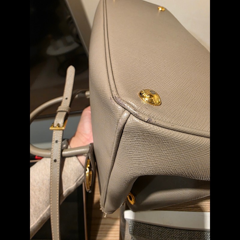 PRADA奶茶色防刮牛皮金釦殺手包-18