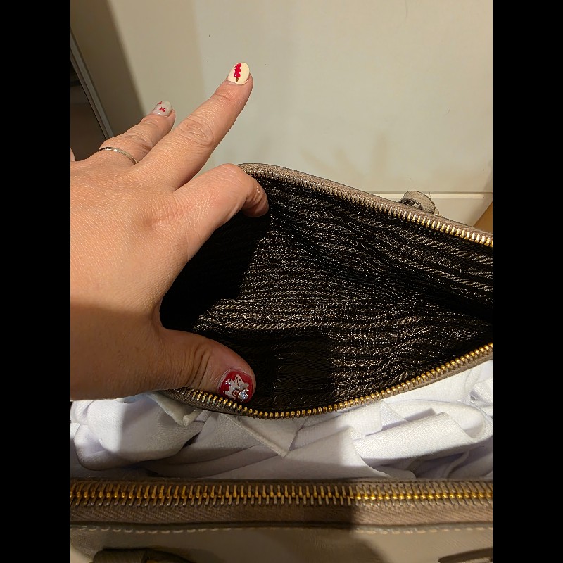 PRADA奶茶色防刮牛皮金釦殺手包-19