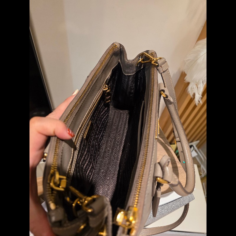 PRADA奶茶色防刮牛皮金釦殺手包-21