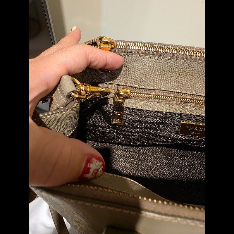 PRADA奶茶色防刮牛皮金釦殺手包-25